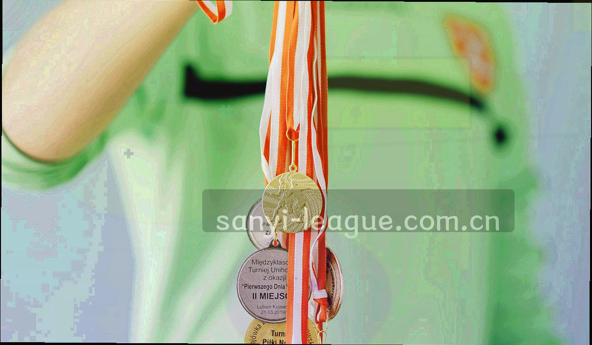 多条跑动数据趋势折线在深色网格上延伸，线色为荧光青与电光紫